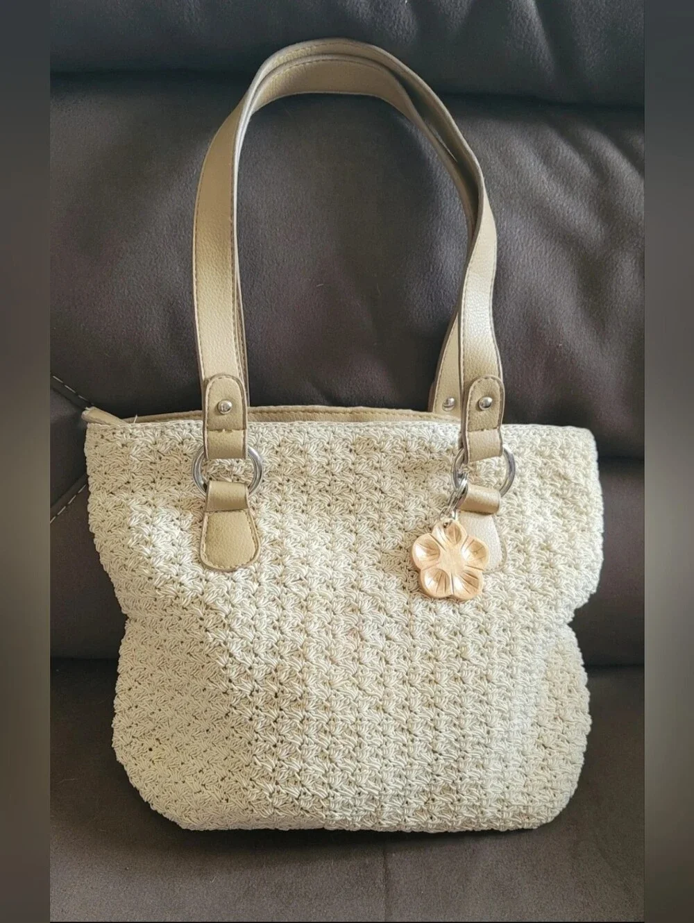 Women's Ivory Knit Woven Handbag with Top Zipper & Wood Plumeria Keychain *READ*